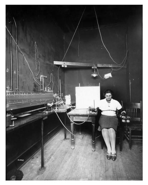 Professor Hull conducting an experiment at the Psychological laboratory of the University of Wisconsin.