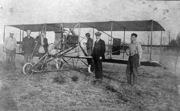 John Kaminski (the first licensed pilot in Wisconsin, third from the right in checkered cap) with his new Curtiss pusher, the "Sweetheart."