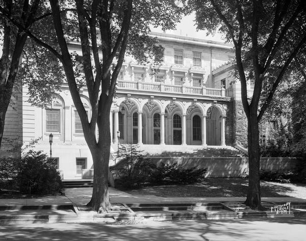University of Wisconsin-Madison Memorial Union Exterior view of the front of the University of Wisconsin-Madison Memorial Union, 800 Langdon Street. The inscription on the wall in front of the base of the stairs reads: "Erected and dedicated to the memory of the men and women of the University of Wisconsin who served in our country's wars."