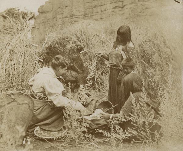 Yava-supai [Havasupai] women and children with baskets.