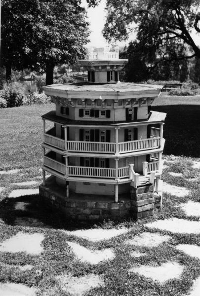 A model of the Richards' Octagon House, showing the original structure of the porches.