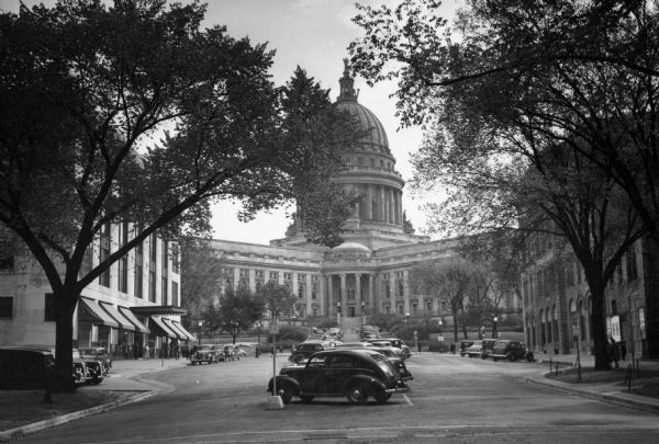 Exterior view of the Wisconsin State Capitol, with cars parked in front.