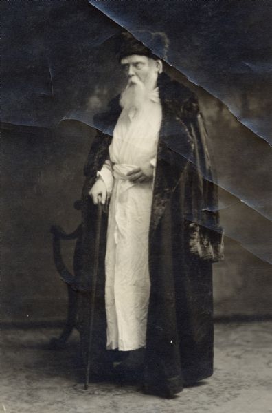 An unidentified man dressed as a chasid rabbi.