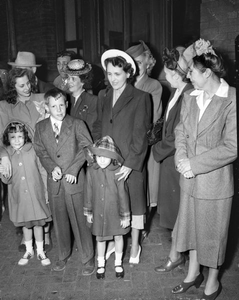 Florence Dvorak with Children Mrs. Raymond (Florence) Dvorak with her three children, and friends and relatives. They are meeting Professor Raymond Dvorak who is returning to Madison after being injured in a railroad accident.