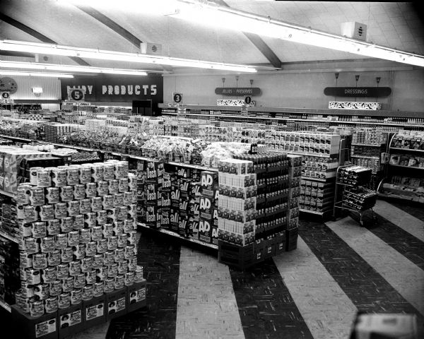 Opening of Piggly Wiggly Supermarket Interior view of a new Piggly Wiggly supermarket opening at 3557 East Washington Avenue near its intersection with Highway 51 (Stoughton Road). It is at the site of the former Suburban Furniture Company.