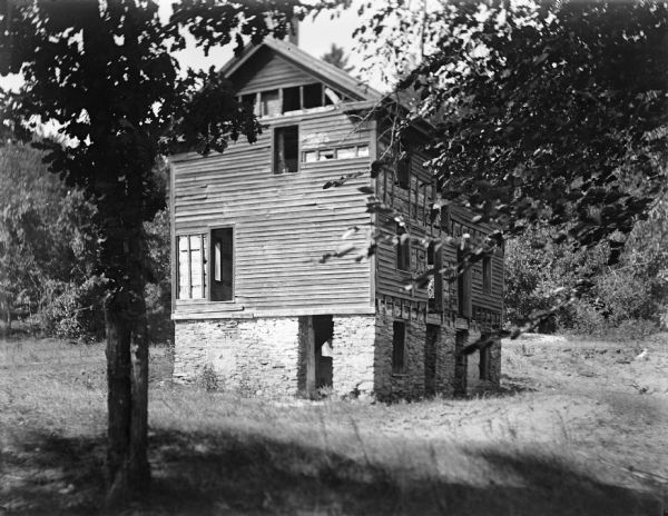 Dell House, built in 1828 by Robert Allen in the vicinity of the Wisconsin Dells. This Inn was later operated by the J.B. McCuen Family. It burned down sometime before 1930. The structure appears to be abandoned.