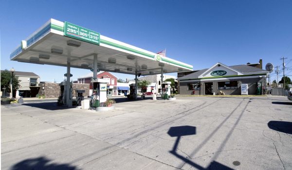 Sturgeon Bay Service Station Since the 1930s, the busy corner on Michigan Street has been the site of a succession of gas stations that have continually evolved to reflect changes in the gas-retailing industry.