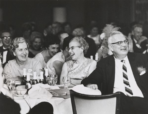 Guests enjoying themselves at a banquet of the Executives' Secretaries, Inc.