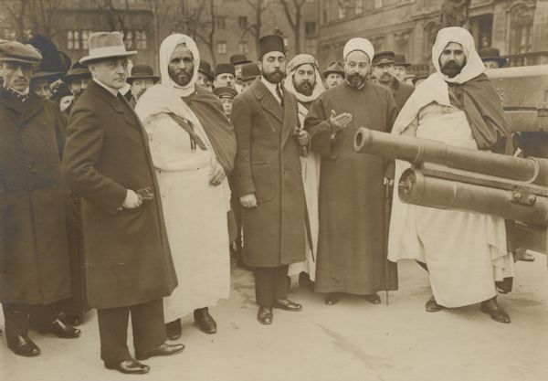 Emir Ali Pascha was the Vice-President of the Turkish legislature.  He visited Berlin in late 1914 or early 1915 on a goodwill trip. Here, accompanied by aides and interpreters, he is inspecting Russian artillery pieces in an exhibition of captured military equipment. The man in front left is Richard von Kühlmann, a councilor at the German Embassy in Turkey who was later appointed as German Foreign Minister.