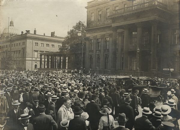 Crown Prince's Palace in Berlin On the first day of mobilization in front of the Crown Prince's Palace in Berlin.