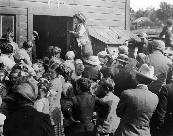 Belle Case La Follette, wife of Robert M. La Follette, Sr., addressing a group of farmers during a tour on the Chautauqua circuit during which she frequently spoke about woman suffrage.