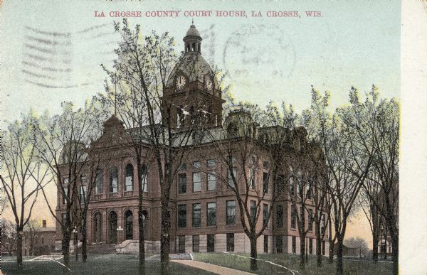 Exterior view of the La Crosse County Courthouse. Caption reads: "La Crosse County Court House, La Crosse, Wis."