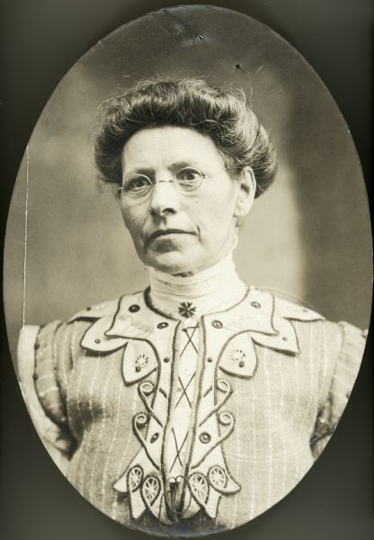 Notorized portrait of Clara Bogenschild wearing a light-colored dress with an elaborate collar.