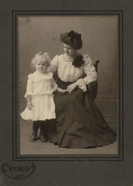 Belle Case La Follette posed with her daughter Fola.