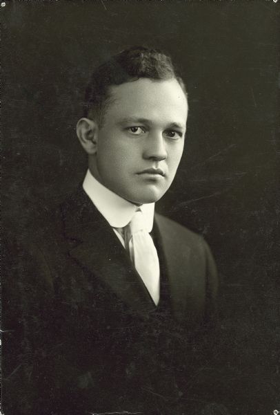 A studio portrait of Edwin Witte as a young man.