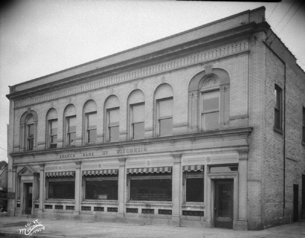 Branch Bank of Wisconsin, 502 State Street, from W. Gilman Street. Also shows State Street Leader dry goods store at 504 State Street.