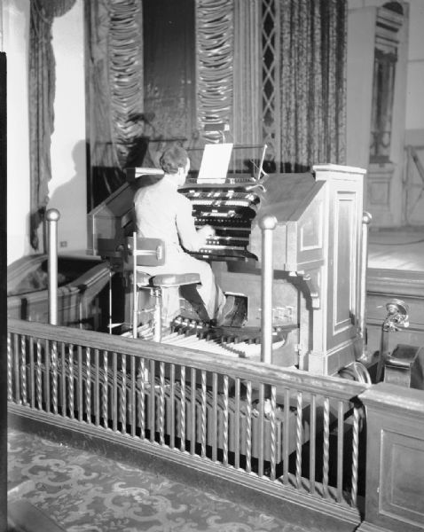 Man playing Kimball organ at the Orpheum Theater.