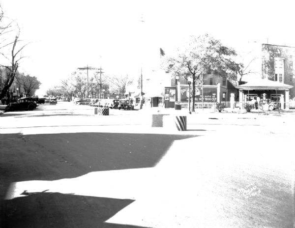 Safety zones on University Avenue at the intersection at Murray Street.  Shows Standard Oil Company, 802 University, Matranga Barber shop 806 University.