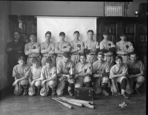 Middleton High School boy's baseball squad in uniform.