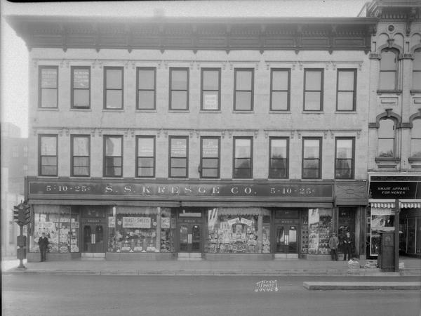 Kresge building, 25 E. Main Street, with S.S. Kresge variety store, 27 E. Main Street, at street level, also shows Klauber and Hobbins building at 23 E. Main Street, Miller's women's apparel, street level.