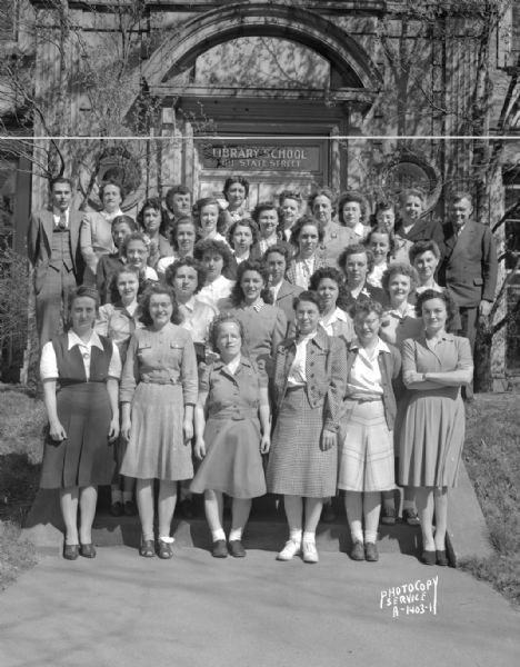 Group portrait of students, University of Wisconsin-Madison Library School, 811 State Street.