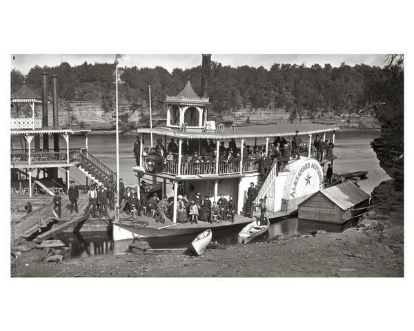 The <i>Alexander Mitchell</i> excursion boat with passengers.