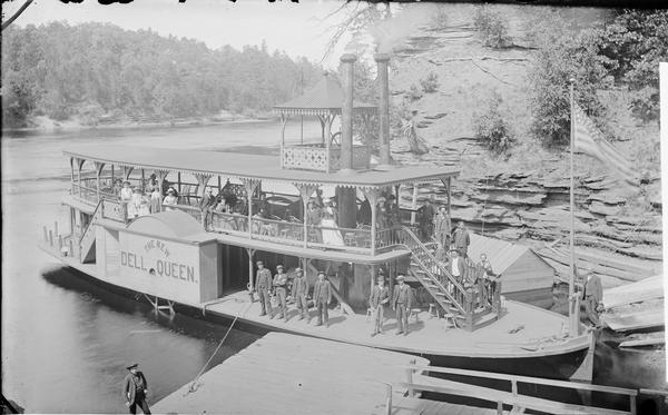 New "Dell Queen Steamboat" and passengers.