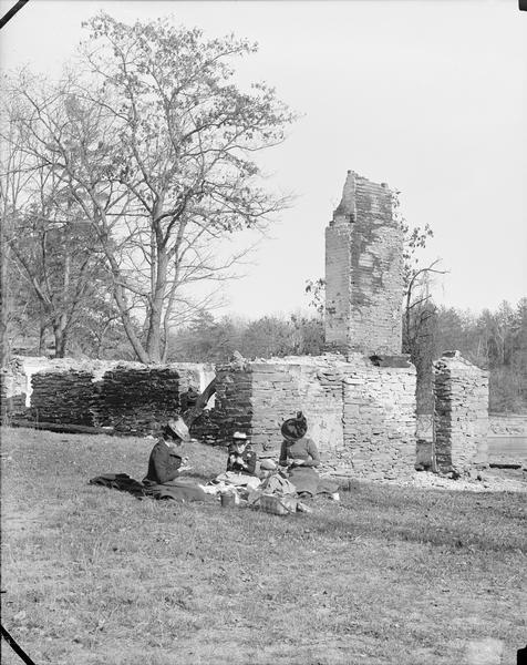 Bennett family picnic at Dell House ruins.