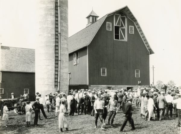 A group of International Harvester employees gathers at the company's experimental farm for the Harvester Club picnic.