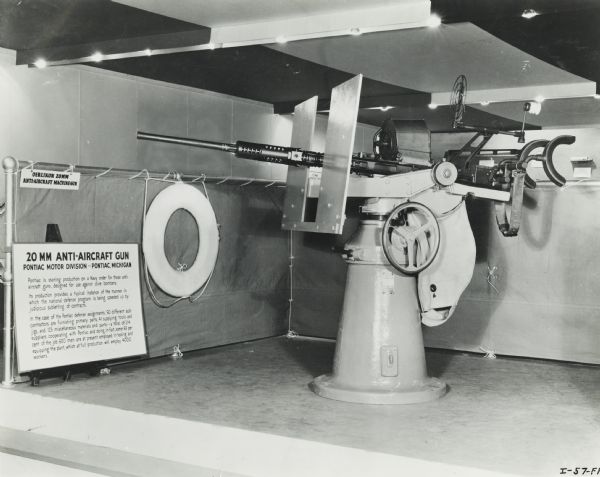 Oerlikon anti-aircraft gun on display. A sign on the right identifies it as a 20mm anti-aircraft gun manufactured by the Pontiac Motor Division.