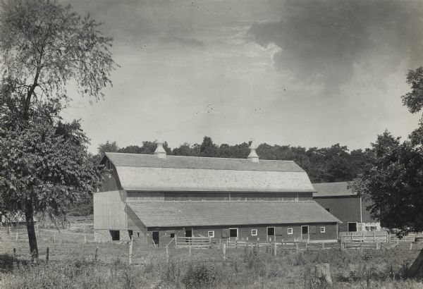 Large barn on the farm of Jacob Hablend. According to the original caption, the barn was equipped with "King ventilators."