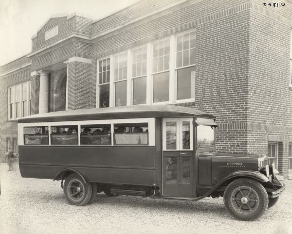 International AL-3 York-Hoover school bus filled with students in front of a school. This bus was equipped with a 164-inch wheelbase and body number 498-B.