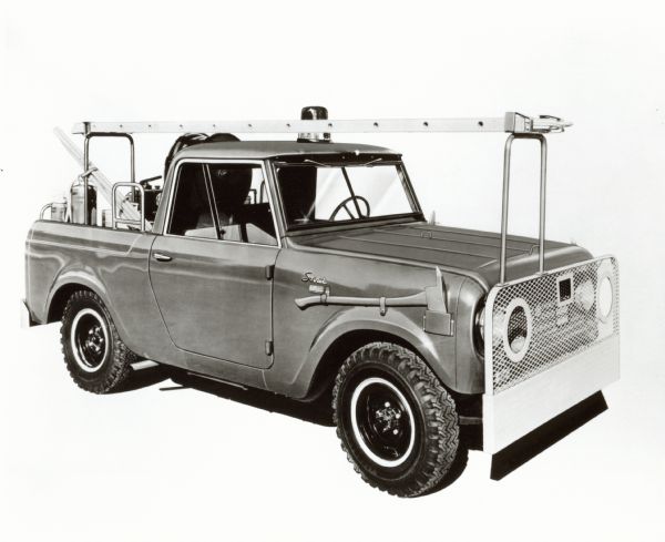 Drawing of an International Scout equipped for fighting fires. Passenger side view from front. This Scout has additional fire fighting gear equipped, such as a protective cage in front of of the headlights and an axe in a holster along the flank.