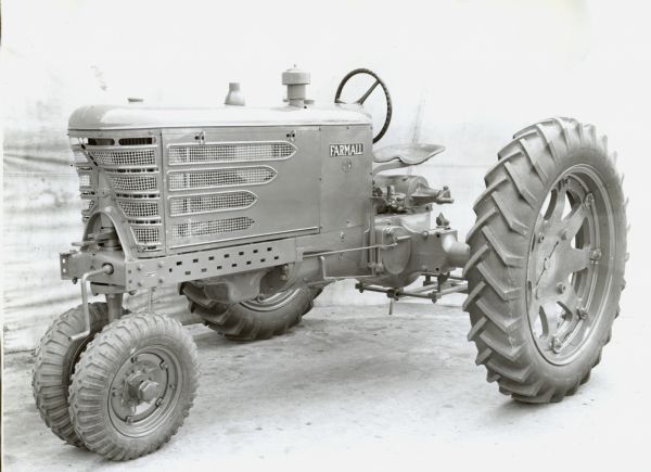 Three-quarter view from front of a F-22 Farmall with pneumatic tires.