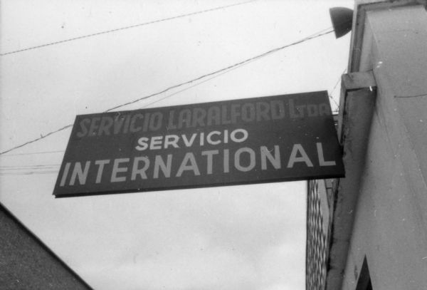 International service sign on the side of a building for "Servicio Laralford" in Bogota, Colombia.