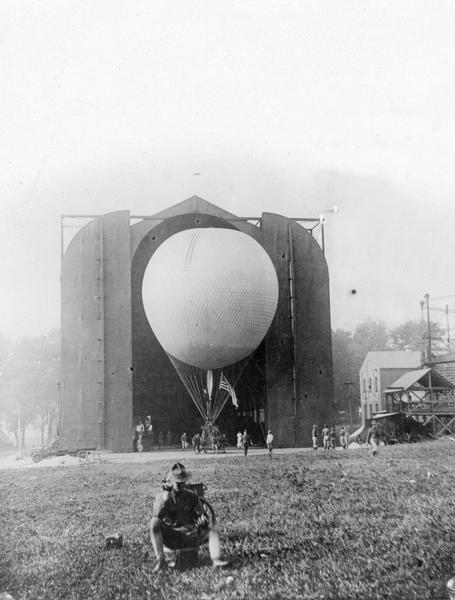 A training ascension of a captive observation balloon. During their training, soldiers learned how to correctly estimate the effectiveness of artillery on enemy positions.