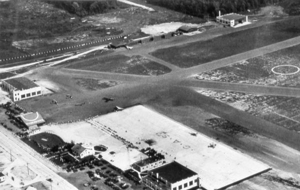 An aerial view of the Milwaukee County Airport. The office, also seen in Image ID: 11454 is visible in the lower left corner.