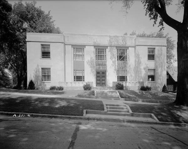 National Guardian Life Insurance Company building, 142 East Gilman Street. The building was built in 1941 and torn down in 1970.