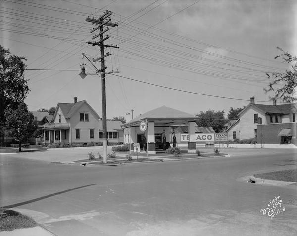 Texaco service station, located at 448 South Park Street at the corner of Drake Street. Text on back of print reads: "Capitol Oil Co. - 448 S. Park St.? Baratz Groc on right? 434 Park Street."