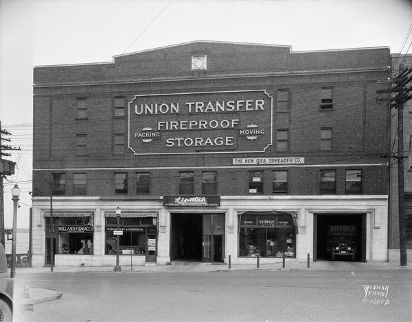Union Transfer and Storage Company located at 155-303 East Wilson Street. Store fronts include Holland Furnace Co., Madison Paint and Varnish Co., Lipman Sales Co. (Automatic Refrigerating Machines), and the New Idea Spreader Company.