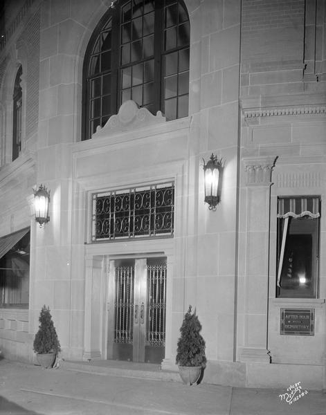 View at night of the State Bank of Wisconsin, located at 502 State Street.