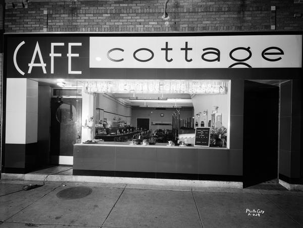 Exterior view of the Cottage Cafe, located at 917 University Avenue.
