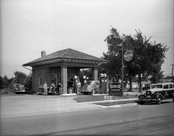 Two attendants and several automobiles at the Valvoline gasoline station located at 999 South Park Street in Madison. This station is a good example of "the house with a canopy" style gasoline station built during the 1920s. It consisted of a room for the attendant, bathrooms, and the gasoline pumps, with no service bays.