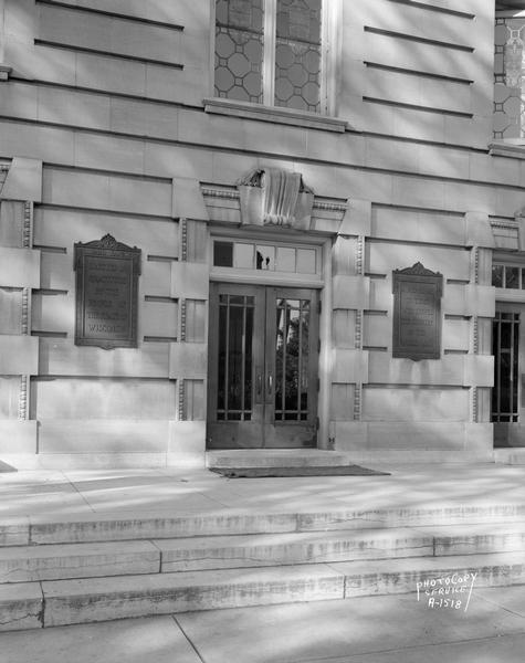 Entrance to Wisconsin General Hospital, 1300 University Avenue, showing plaques on either side of doors which read: "1920-1924 Erected in gratitude by the people of the State of Wisconsin, a memorial to those who served the country in the World War."