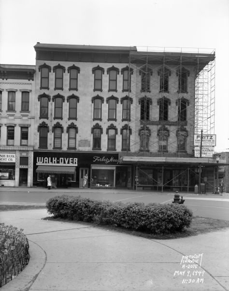 View from Capitol Park towards the Blied Building, 29 West Main Street, under construction. The corner of the building is covered with construction. The Forbes-Meagher Music Store is at 27 West Main Street.