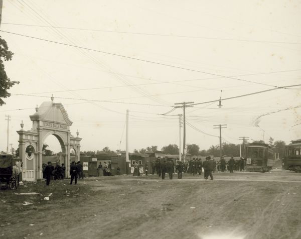 The main entrance to the Wisconsin State Fairgrounds at 81st Street and Greenfield Avenue, with special gates for pedestrians and teams. A trolley stop was conveniently located nearby as the result of a request from fair officials in 1894.