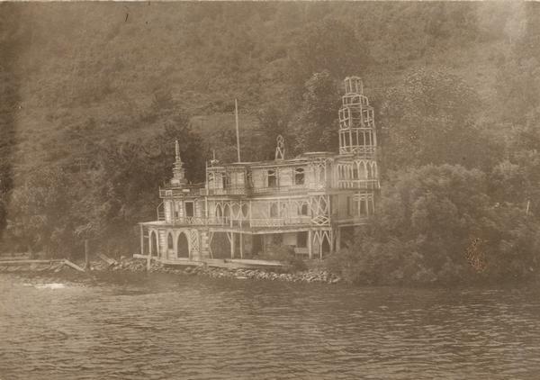 "Crazy Man's Castle" near Minneiska, Minnesota. Built of lumber salvaged from Mississippi River log and lumber rafts which occasionally lost some of their cargo. The builder, Putnam Gray, lived in the structure with his family and built boats and barges for a living on Belvidere Slough.