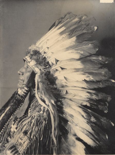 Profike oortrait of Yankton Dakota man, Mato Takpeya (Charging Bear) or Mato Wopageya. Part of Siouan (Sioux) and Yankton Tribes.
