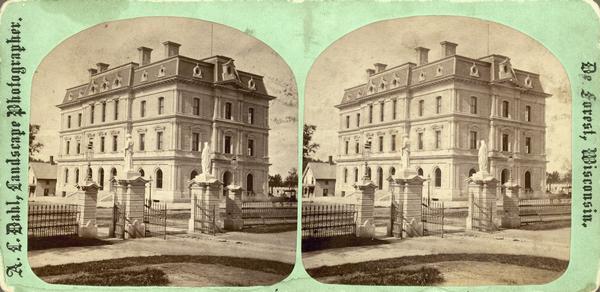 The City of Madison, Federal Post Office, at the corner of Wisconsin and Mifflin Streets. The cornerstone was laid on May 27, 1869. The building was demolished between 1927 and 1929. From the series, "The Beauties of Madison and Surroundings."
