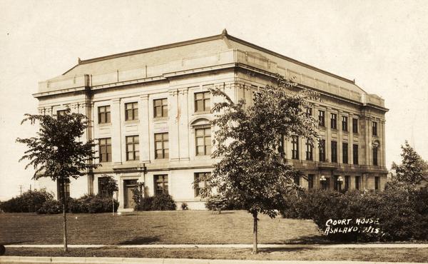 Exterior view of the court house. Caption reads: "Court House, Ashland, Wis."